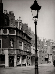 E.O. HOPPE - Carey Street, London, 1925, photography, vintage, England, black and white, lamp post