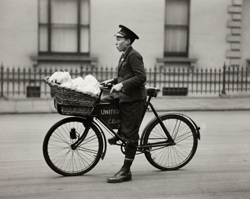 E.O. HOPPE - Postman, London, 1933, photography, vintage, England, blackand white, bicycle