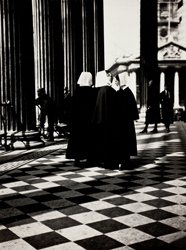 E.O. HOPPE - Nurses at the National Gallery, London, 1934, photography, vintage, England, black and white