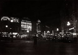 E.O. HOPPE - Piccadilly Circus at Night, London, 1936, photograph, vintage, black and white, architecture