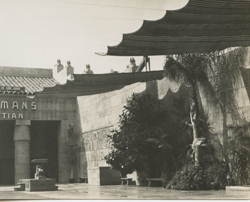 E.O. HOPPE - Grauman's Egyptian Theater, Los Angeles, 1926, photography, vintage, black and white, California