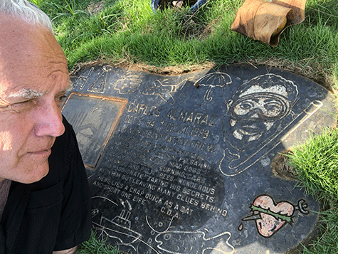 Craig Krull visiting Carlos Almarazs grave, Hawaii, 2019