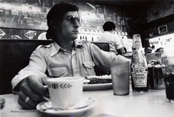 JERRY MCMILLAN - Ed Ruscha having lunch, 1968