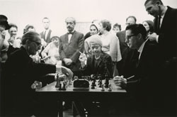 JULIAN WASSER - Marcel Duchamp and Walter Hopps Playing Chess, Duchamp, Pasadena Art Museum